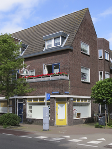 908675 Gezicht op het winkelhoekpand Adelaarstraat 28 te Utrecht met rechts de Gruttersdijk.N.B. bouwjaar: ...
